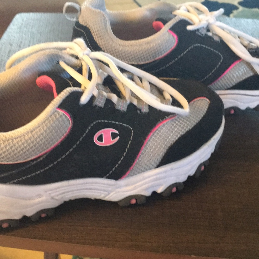Tennis shoes